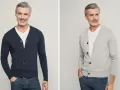 Elegancki mężczyzna pokazuje, jak nosić sweter męski: granatowy i szary kardigan z białym t-shirtem i jeansami.