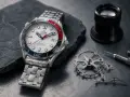 Zegarek Omega Seamaster z mechanizmem i narzędziami. Dowiedz się, jak zmniejszyć bransoletę w zegarku, by idealnie pasowała.