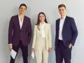 Trzy osoby w eleganckich strojach biznesowych, idealnych, by pokazać, jak się ubrać na rozmowę o pracę.