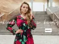 Elegancka sukienka w kwiaty na wesele? Tak, ta stylizacja jest idealna na uroczystość.