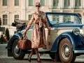 Elegancka kobieta w kwiecistej sukience i okularach przeciwsłonecznych, z brązową torbą podróżną, przy zabytkowym samochodzie. Styl vintage moda damska.