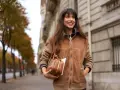Brązowa torebka do czego pasuje? Idealnie do jesiennej stylizacji z zamszową kurtką.