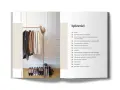 Elegancka szafa kapsułowa z ubraniami i butami, alternatywa dla fast fashion.