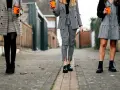 Trzy kobiety w kratę. Jakie buty do spodni w kratę męskie? Eleganckie oksfordki, botki lub sznurowane trapery.