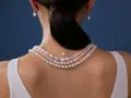 Elegancki naszyjnik z pereł, idealny do różnorodnych stylizacji. Delikatne perły zdobią dekolt, dodając klasy.