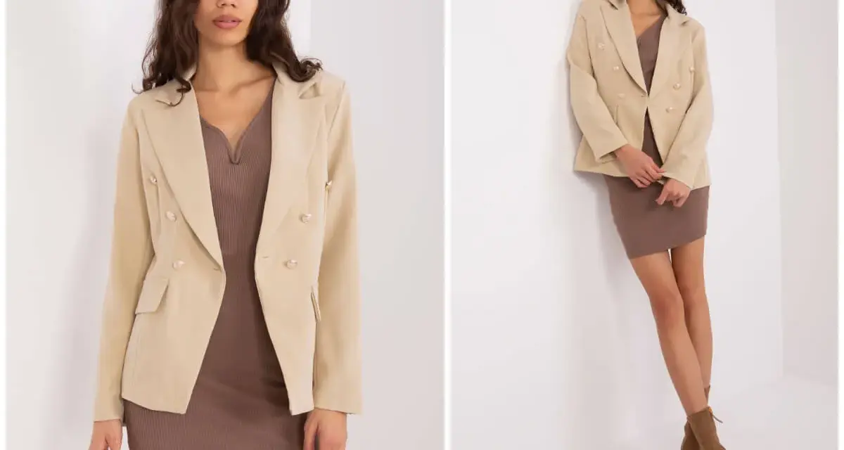 Elegancka sukienka i beżowa marynarka tworzą stylową stylizację. Modelka prezentuje zestaw w dwóch ujęciach.
