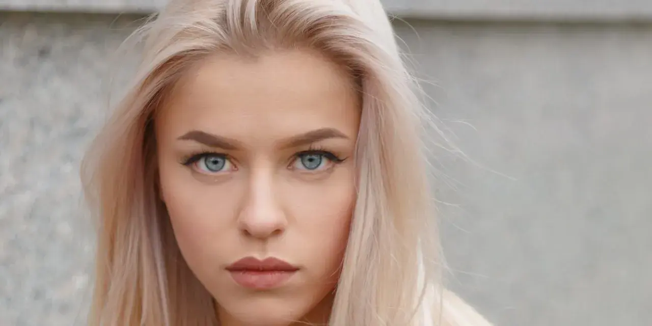 Blond włosy i niebieskie oczy – idealne kolory dla blondynek o niebieskich oczach. Delikatny makijaż podkreśla urodę.