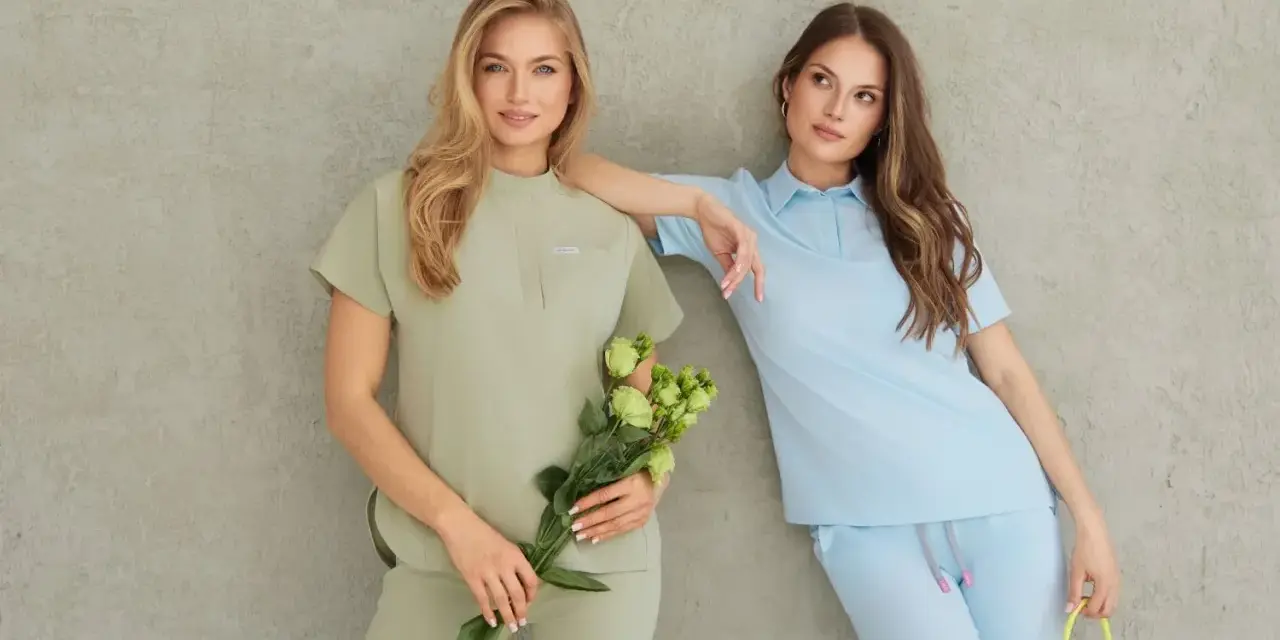 Dwie kobiety w pastelowych dresach. Jedna trzyma bukiet zielonych kwiatów, druga ma przy sobie żółtą linkę. Idealne dresy dla niskich dziewczyn.