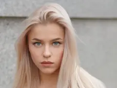 Blond włosy i niebieskie oczy – idealne kolory dla blondynek o niebieskich oczach. Delikatny makijaż podkreśla urodę.