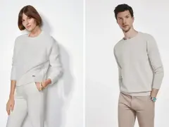 Kobieta w puszystym, białym swetrze i mężczyzna w jasnym, gładkim swetrze. Oba rodzaje swetrów prezentują elegancję.