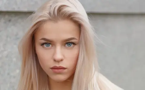Blond włosy i niebieskie oczy – idealne kolory dla blondynek o niebieskich oczach. Delikatny makijaż podkreśla urodę.