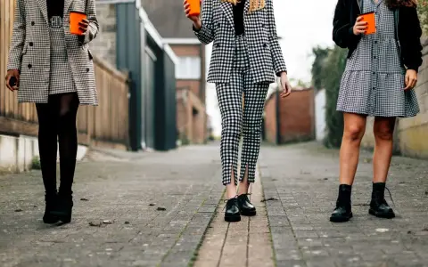 Trzy kobiety w kratę. Jakie buty do spodni w kratę męskie? Eleganckie oksfordki, botki lub sznurowane trapery.