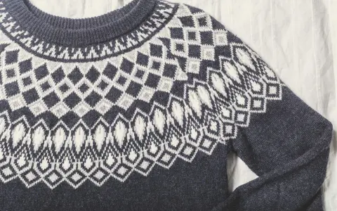 Sfilcowany sweter z granatowo-białym wzorem norweskim. Idealny na zimowe wieczory.