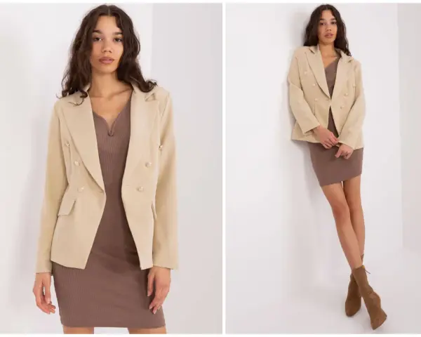 Elegancka sukienka i beżowa marynarka tworzą stylową stylizację. Modelka prezentuje zestaw w dwóch ujęciach.