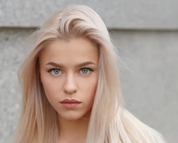 Blond włosy i niebieskie oczy – idealne kolory dla blondynek o niebieskich oczach. Delikatny makijaż podkreśla urodę.