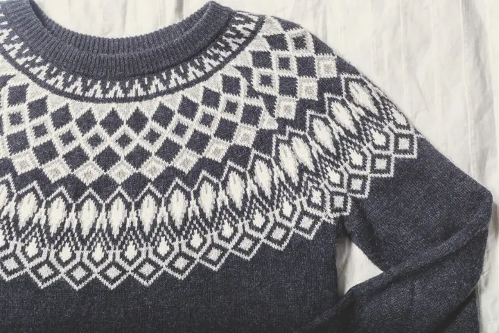 Sfilcowany sweter z granatowo-białym wzorem norweskim. Idealny na zimowe wieczory.
