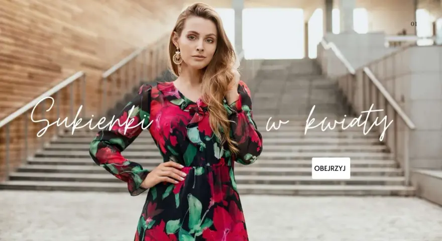 Elegancka sukienka w kwiaty na wesele? Tak, ta stylizacja jest idealna na uroczystość.