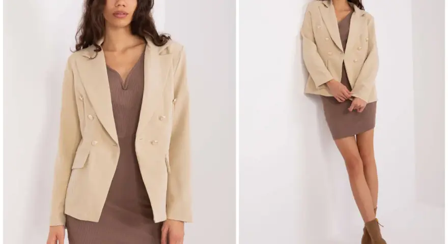 Elegancka sukienka i beżowa marynarka tworzą stylową stylizację. Modelka prezentuje zestaw w dwóch ujęciach.