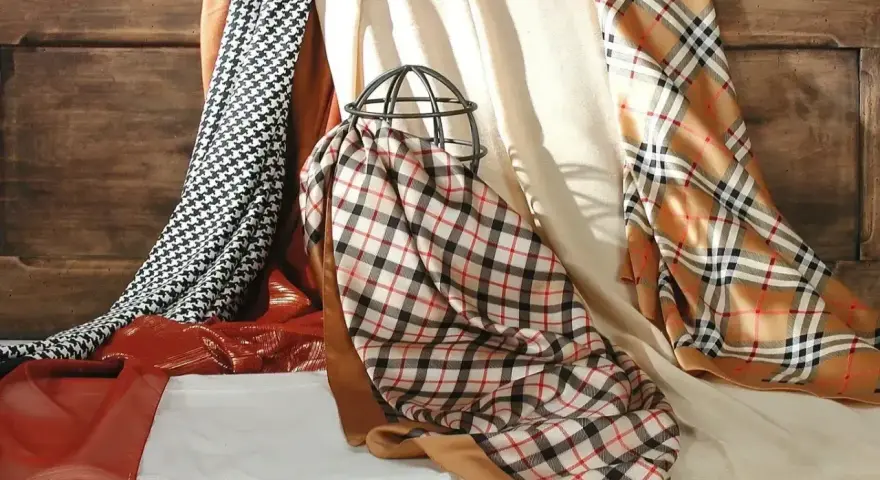 Krata, pepita i błyszczące tkaniny. Co to jest gawroszka? To elegancki dodatek, który może odmienić stylizację.