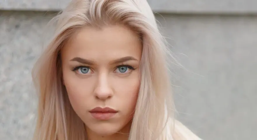 Blond włosy i niebieskie oczy – idealne kolory dla blondynek o niebieskich oczach. Delikatny makijaż podkreśla urodę.