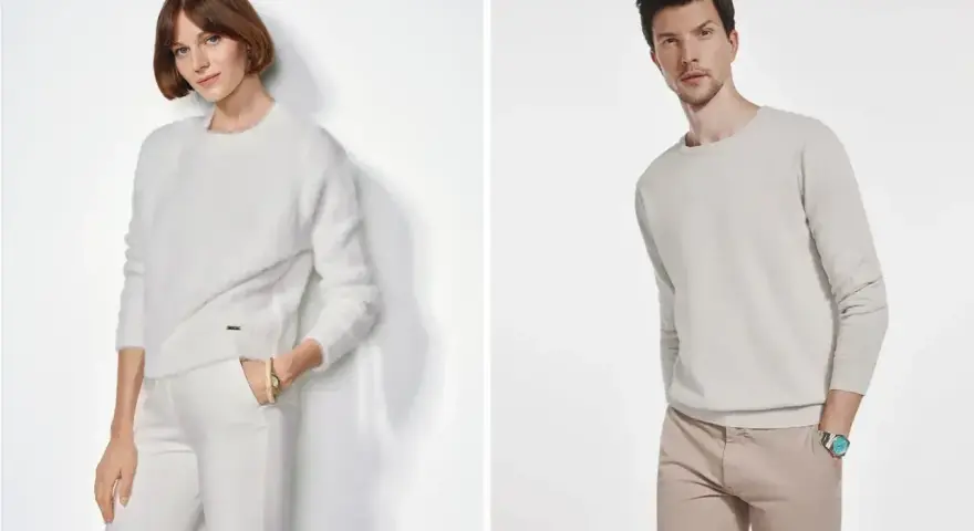 Kobieta w puszystym, białym swetrze i mężczyzna w jasnym, gładkim swetrze. Oba rodzaje swetrów prezentują elegancję.