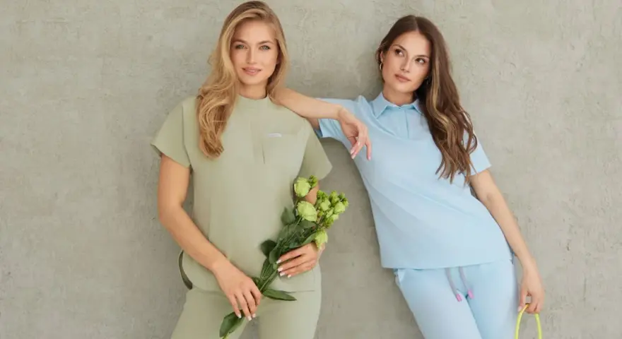 Dwie kobiety w pastelowych dresach. Jedna trzyma bukiet zielonych kwiatów, druga ma przy sobie żółtą linkę. Idealne dresy dla niskich dziewczyn.