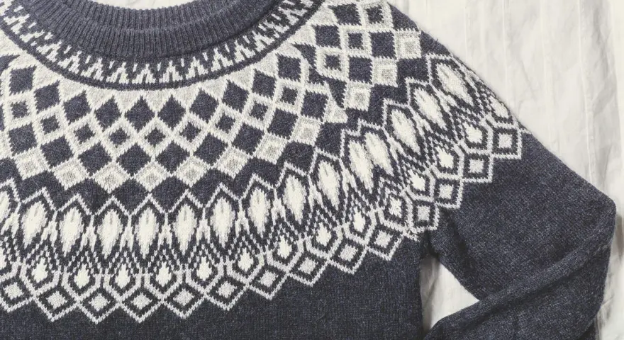 Sfilcowany sweter z granatowo-białym wzorem norweskim. Idealny na zimowe wieczory.