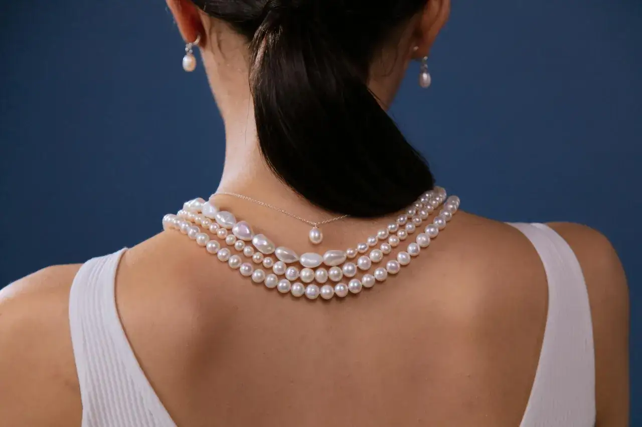 Eleganckie naszyjniki z pereł, idealne do r&oacute;żnorodnych stylizacji. Delikatne kolczyki dopełniają całość.