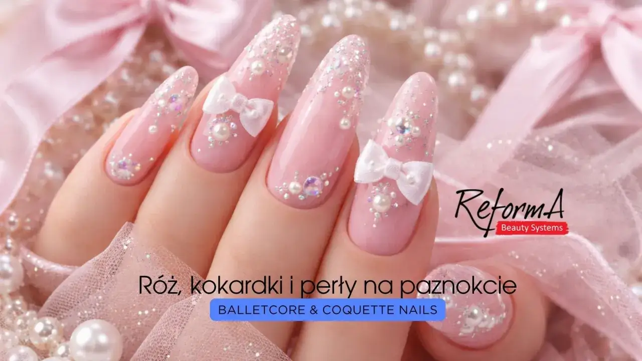 Różowe paznokcie w stylu coquette, ozdobione kokardkami, perłami i brokatem.
