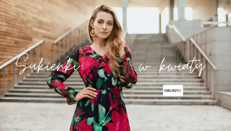 Elegancka sukienka w kwiaty na wesele? Tak, ta stylizacja jest idealna na uroczystość.